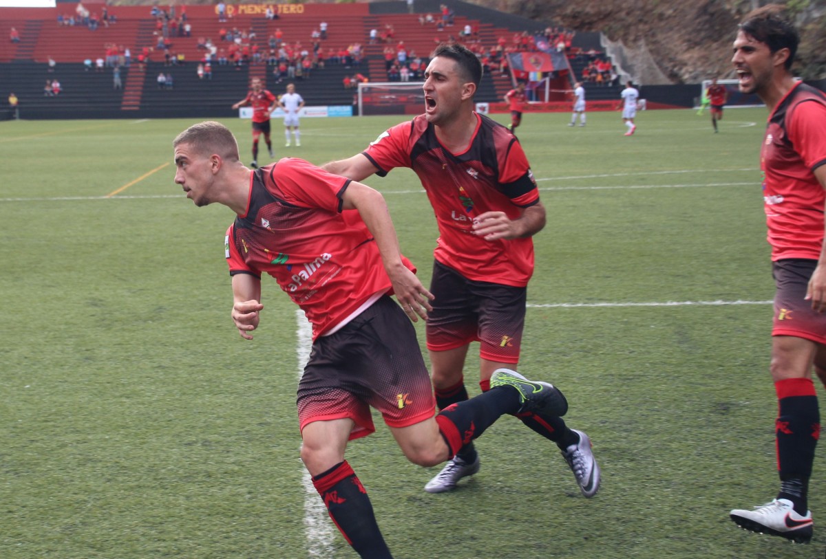 Los jugadores del Mensajero esperan celebrar una victoria frente al Barakaldo. /José Ayut