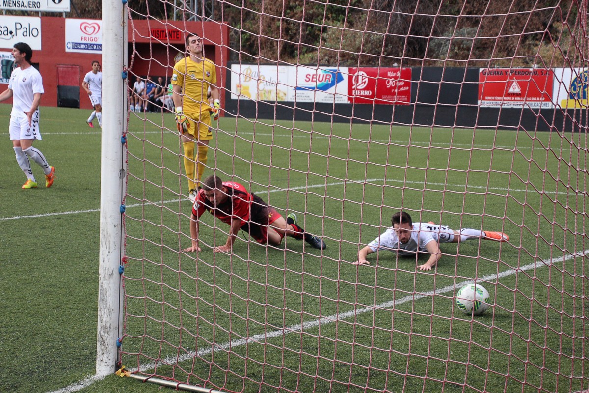 Una acción del choque jugado por palmeros y vascos ayer en el Silvestre Carrillo. José Ayut