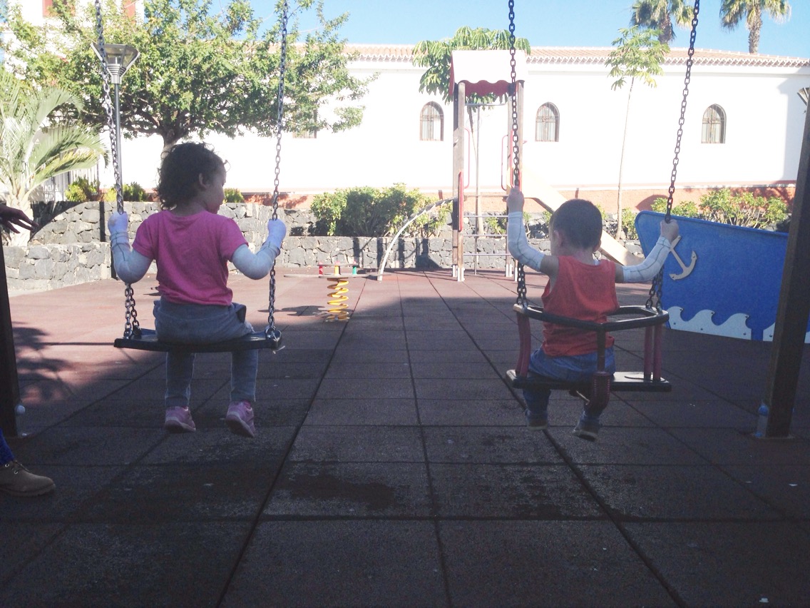 Rocío y Asier, los dos niños aroneros afectados por la enfermedad, en un parque infantil del municipio. DA 