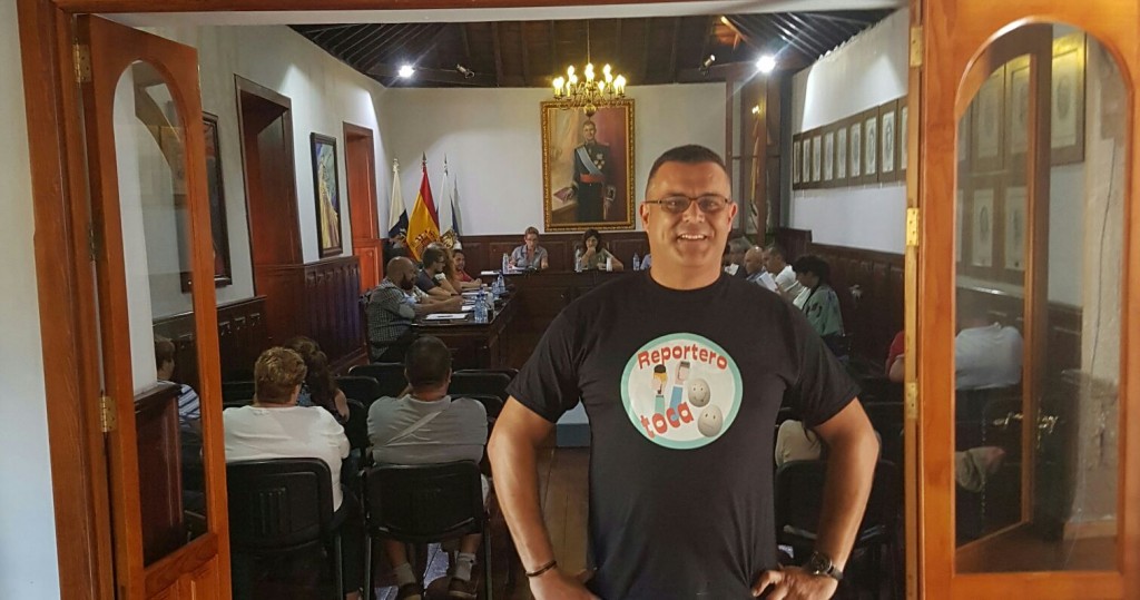 Victor Manuel González, durante el Pleno del jueves, con su camiseta y la leyenda 'Reportero toca..." / DA