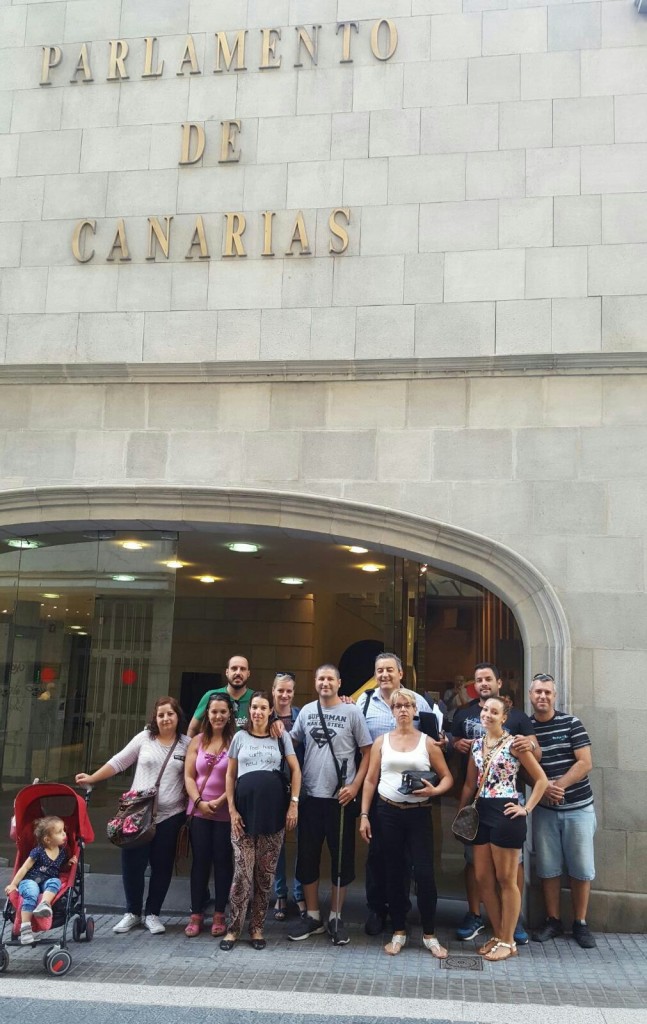 Sebastián Martín, junto a algunos padres afectados, en el Parlamento de Canarias / DA