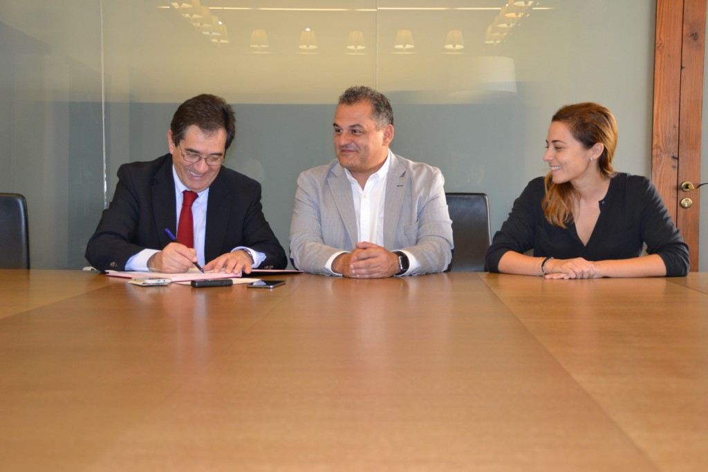 Antonio Martinón, José Alberto Díaz y Candelaria Díaz, ayer, en la firma del acuerdo. / DA