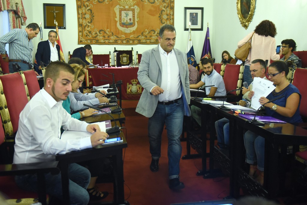 Ayer, momentos antes de comenzar la sesión del pleno extraordinario. / SERGIO MÉNDEZ