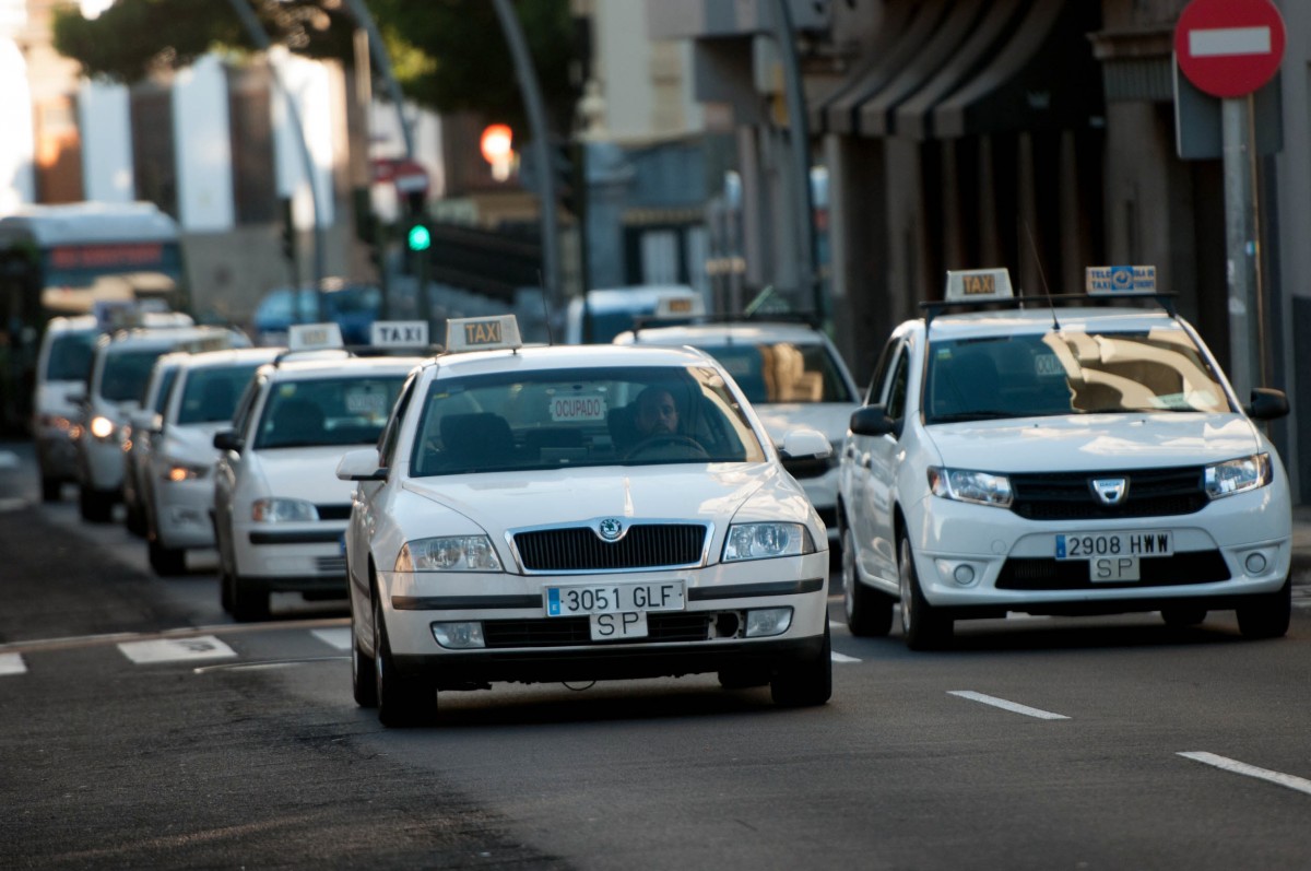 Varios taxis circulando por Santa CRUZ. / Foto: FRAN PALLERO