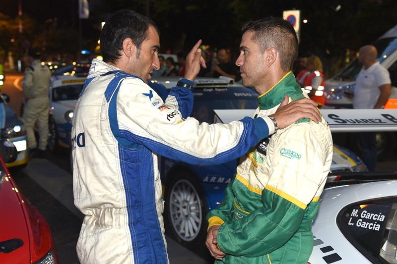 Víctor Pérez habla con Lauren García al final del Rally. | S.M.
