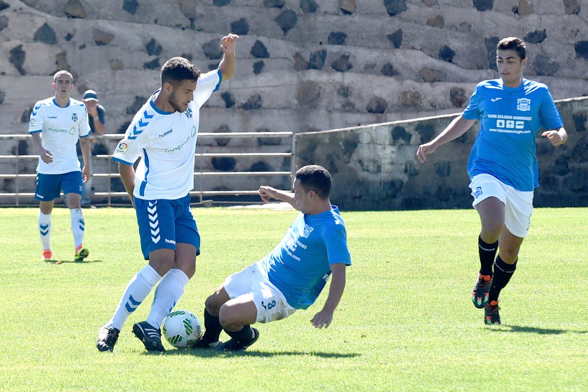 Una acción del choque Tenerife B-Unión Puerto disputado en Geneto. /Sergio Méndez
