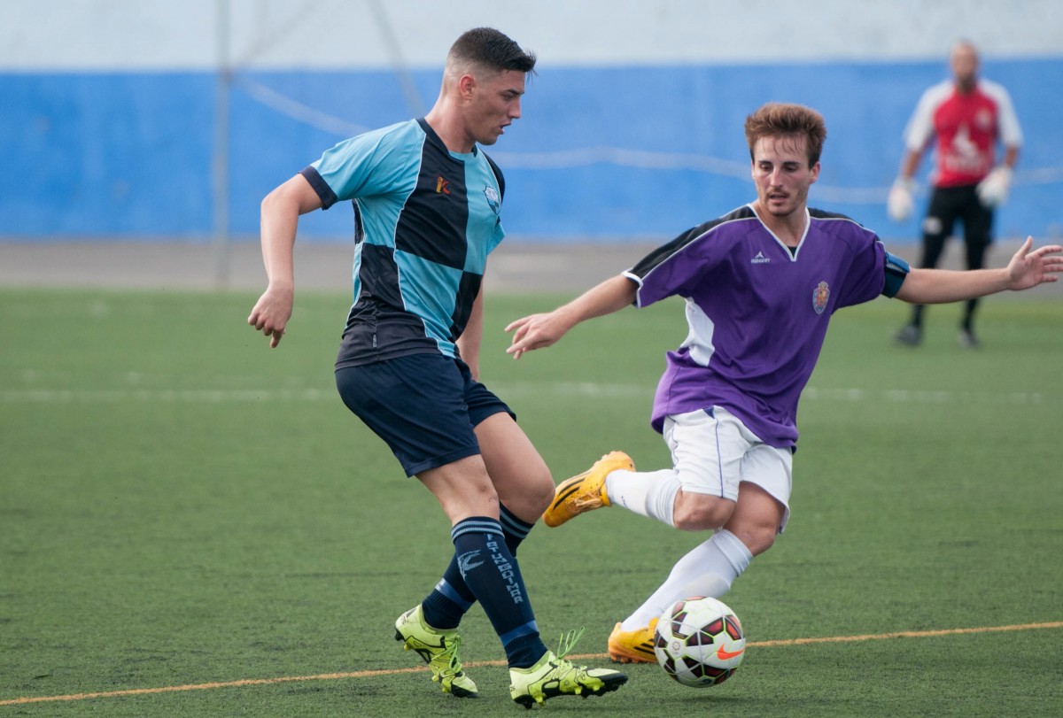 Una jugada del partido Unión Güímar-Laguna. /Sergio Méndez
