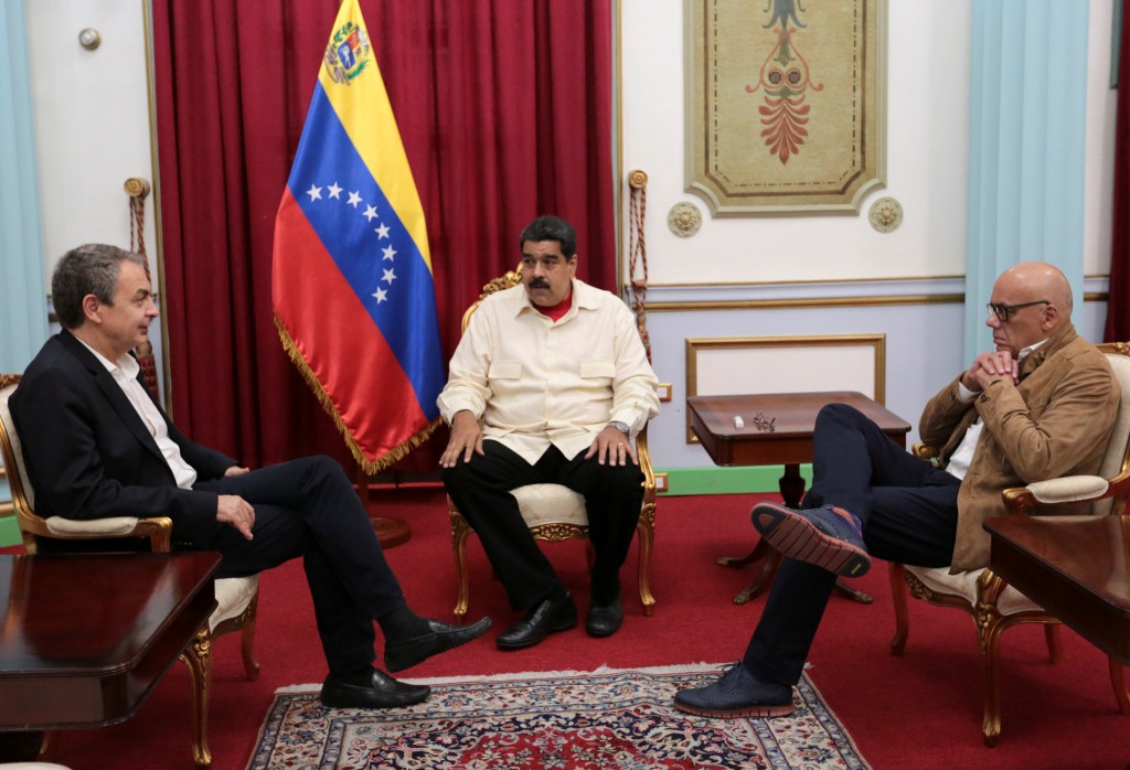 Maduro (c), en su encuentro con Zapatero (i), junto a Torrealba en el palacio de Miraflores | FOTO: REUTERS