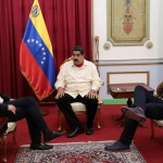 Maduro (c), en su encuentro con Zapatero (i), junto a Torrealba en el palacio de Miraflores | FOTO: REUTERS