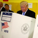 Donald Trump y su esposa, Melania Trump, votan en New York | REUTERS/Carlo Allegri