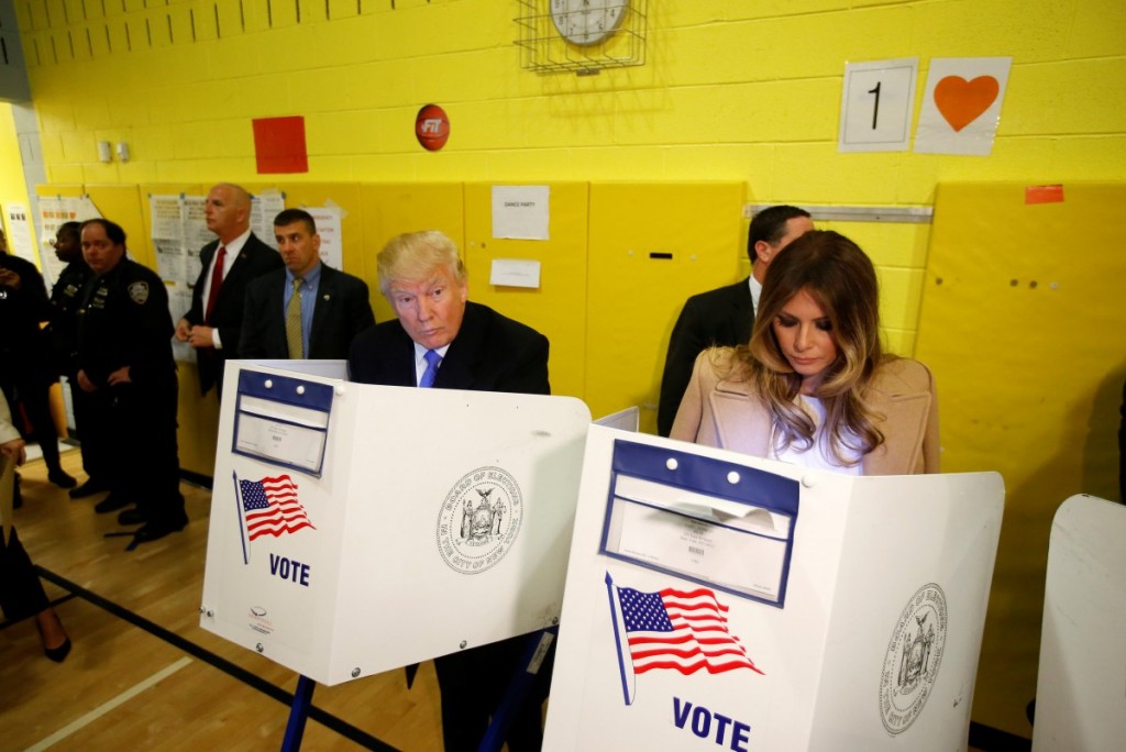 Donald Trump y su esposa, Melania Trump, votan en New York | REUTERS/Carlo Allegri