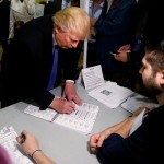 Donald Trump y su esposa, Melania Trump, votan en New York | REUTERS/Carlo Allegri