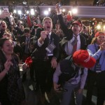 Partidarios de Donald Trump, manifiestan su alegría antes los resultados provisionales | FOTO: REUTERS/Brendan McDermid