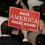 Un partidario de Donald Trump, soporta un cartel con el eslogan de campaña | FOTO: REUTERS/Mike Segar