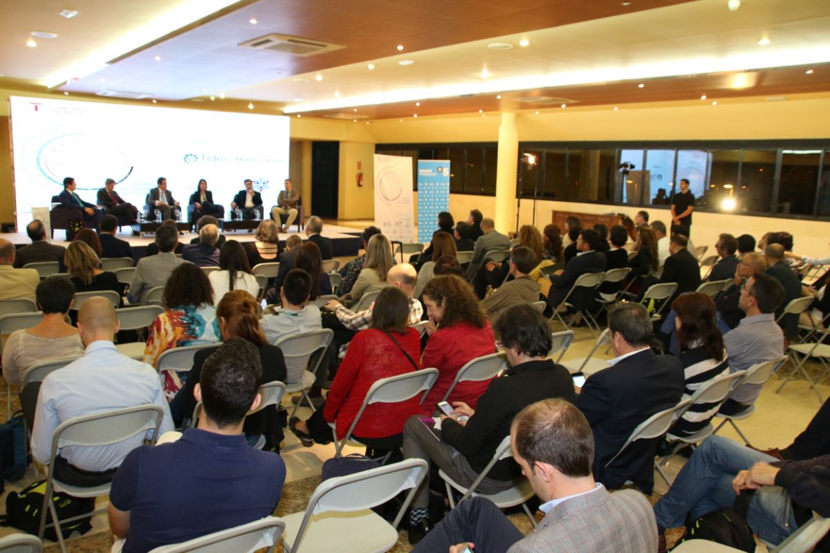 Asistentes a una de las mesas redondas en la que participaron representantes del Gobierno, Cabildo y ayuntamientos. DA 