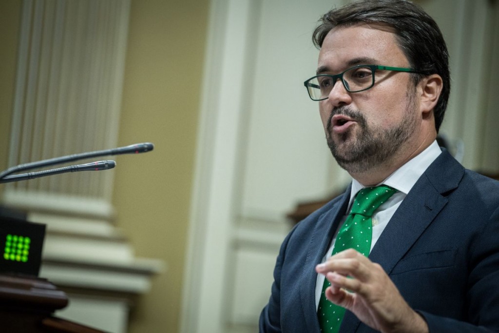 Asier Antona, en el Parlamento de Canarias. / ANDRÉS GUTIÉREZ