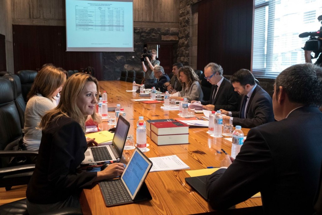 Reunión del Consejo de Gobierno en la que se aprobó el proyecto de la ley de los presupuestos de la Comunidad Autónoma de Canarias para 2017. / DA