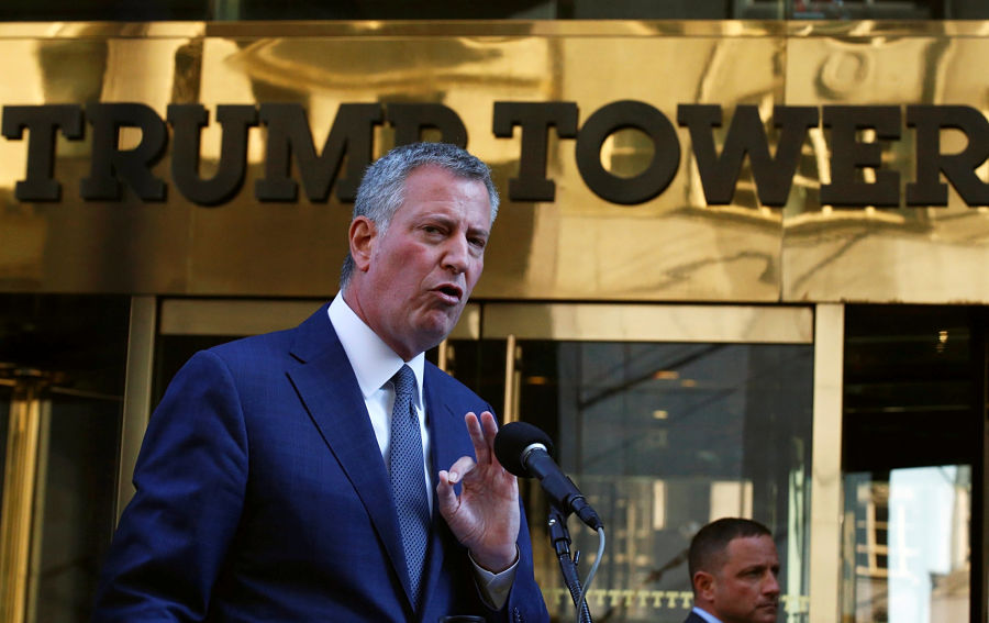 Bill de Blasio, alcalde de New York, por el partido demócrata habla con los medios frente la Torre Trump | FOTO: REUTERS/Brendan McDermid