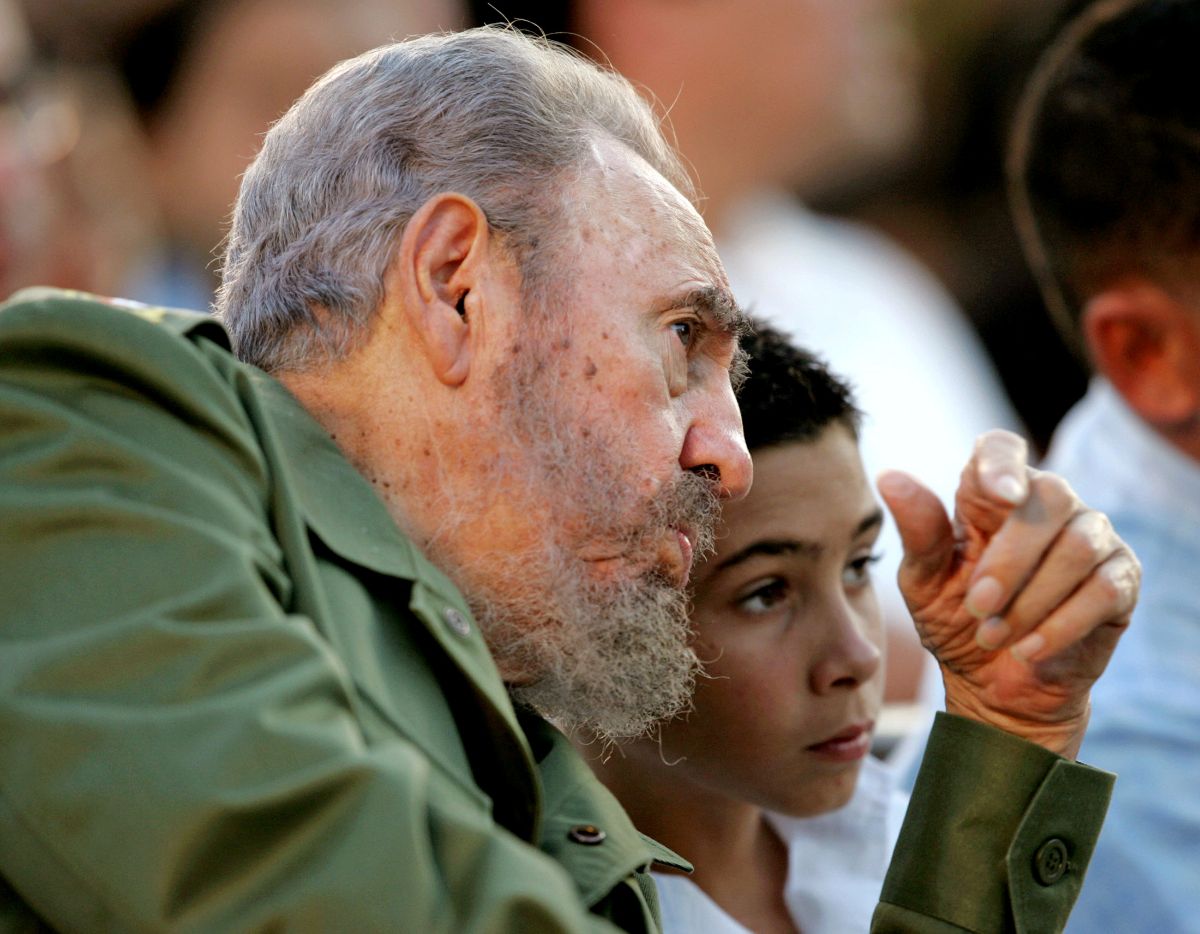 Elián González, el niño balsero, junto a Fidel Castro durante la celebración de su 12 cumpleaños | FOTO: REUTERS/Claudia Daut