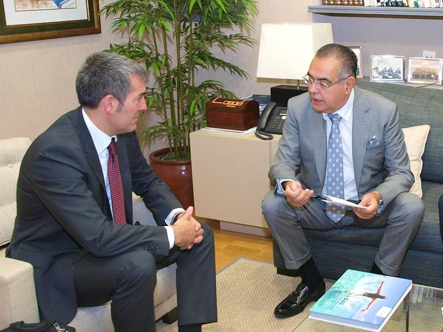 El presidente regional, Fernando Clavijo, y el titular de la CEOE-Tenerife, José Carlos Francisco. SERGIO MÉNDEZ