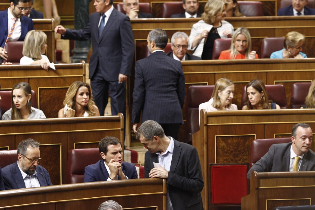 Toni Cantó charla con Albert Rivera durante un pleno del Congreso de los Diputados / Europa Press