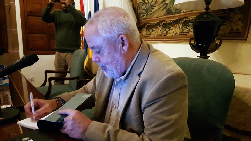 Juan Francisco Capote firma un ejemplar del libro. | DA