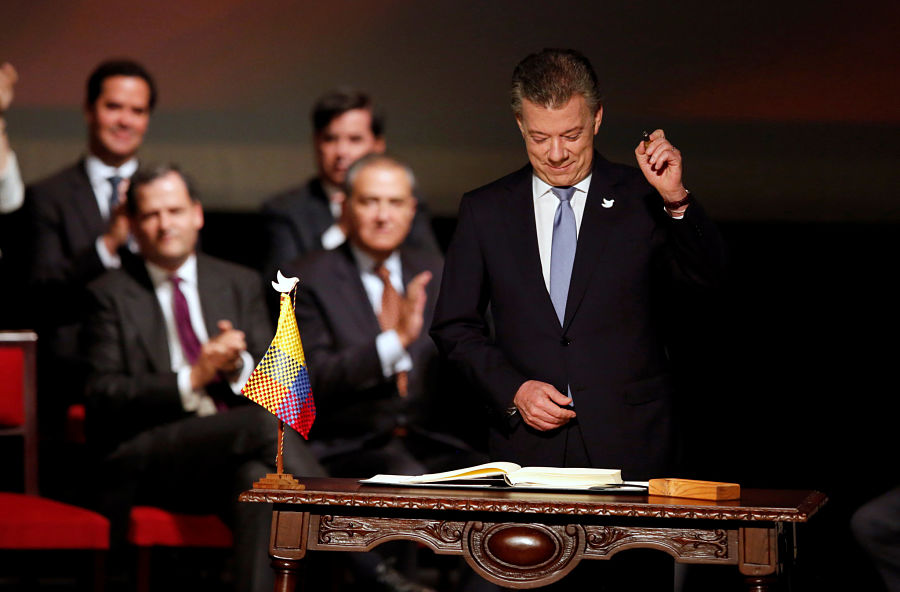 El presidente de Colombia, Juan Manuel Santos se preparar para firmar el nuevo acuerdo de paz para Colombia en Bogotá | FOTO: REUTERS/Jaime Saldarriaga