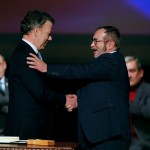 El presidente de Colombia, Juan Manuel Santos y Rodrigo Londoño, alias 'Timochenko', se dan la mano tras la firma del nuevo acuerdo de paz para Colombia en Bogotá | FOTO: REUTERS/Jaime Saldarriaga