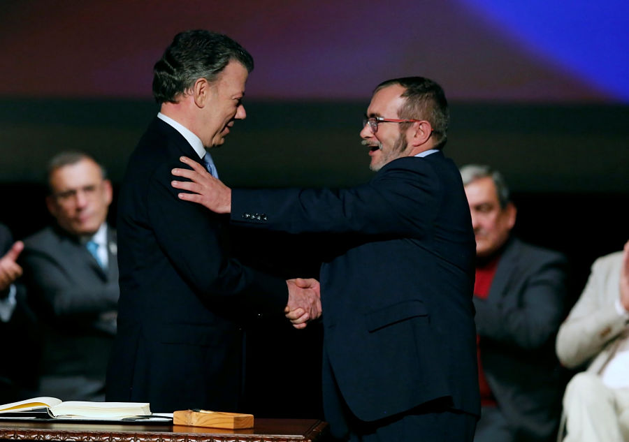 El presidente de Colombia, Juan Manuel Santos y Rodrigo Londoño, alias 'Timochenko', se dan la mano tras la firma del nuevo acuerdo de paz para Colombia en Bogotá | FOTO: REUTERS/Jaime Saldarriaga