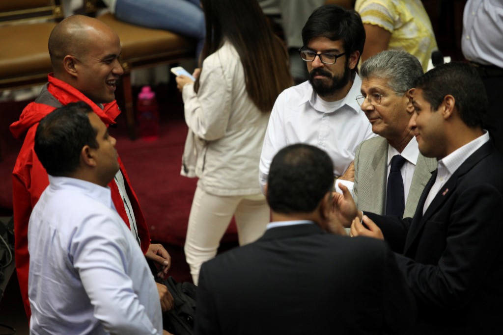 Henry Ramos Allup habla con Hector Rodriguez. | REUTERS
