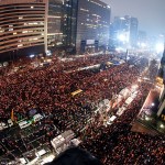 Cientos de miles de surcoreanos se manifiestan con velas en las manos para pedir la dimisión de su presidenta Park Geun-hye en Seúl