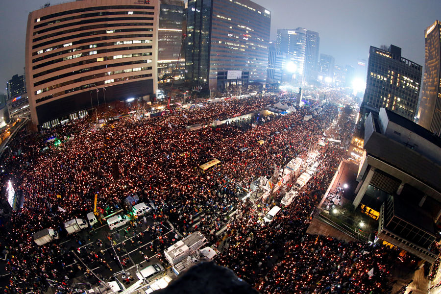 Cientos de miles de surcoreanos se manifiestan con velas en las manos para pedir la dimisión de su presidenta Park Geun-hye en Seúl