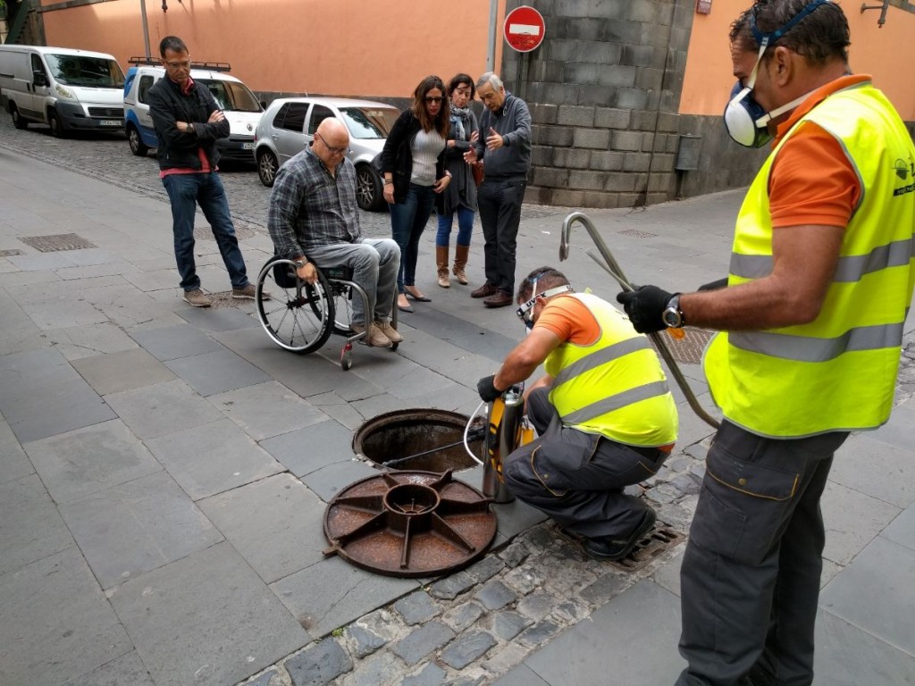 Carlos Correa, concejal de Sanidad y Medio Ambiente del Ayuntameinto de Santa Cuz, junto a operarios municipales aplicando el nuevo producto en una alcantarilla | FOTO: CEDIDA