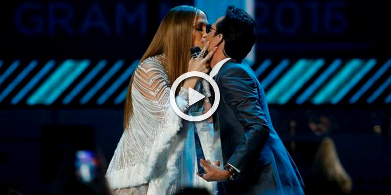 JLO besa en la boca a su exmarido, Marc Anthony tras su actuación a duo en la gala de los Latin Grammy 2016 | FOTO: REUTERS