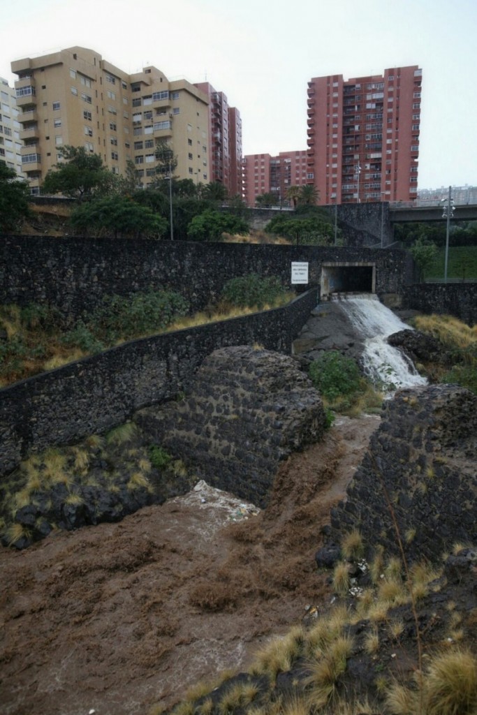 El agua baja por el Barranco de Santos tras las lluvias en Santa Cruz | Foto de Archivo (Andrés Gutiérrez)