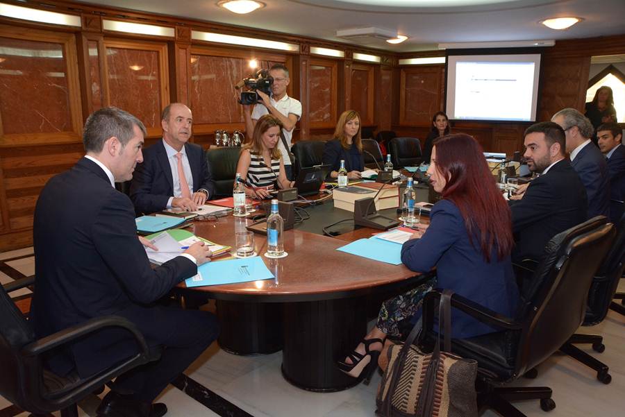 Una sesión del Consejo de Gobierno de Canarias, con Fernando Clavijo (CC) y Patricia Hernández (PSOE). | DA