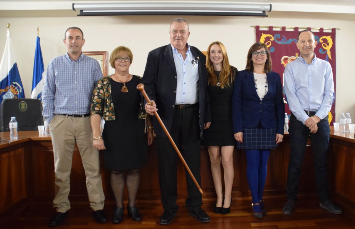 El nuevo alcalde, Angel Acosta, con el bastón de mando, junto al resto del equipo de gobierno. / DA
