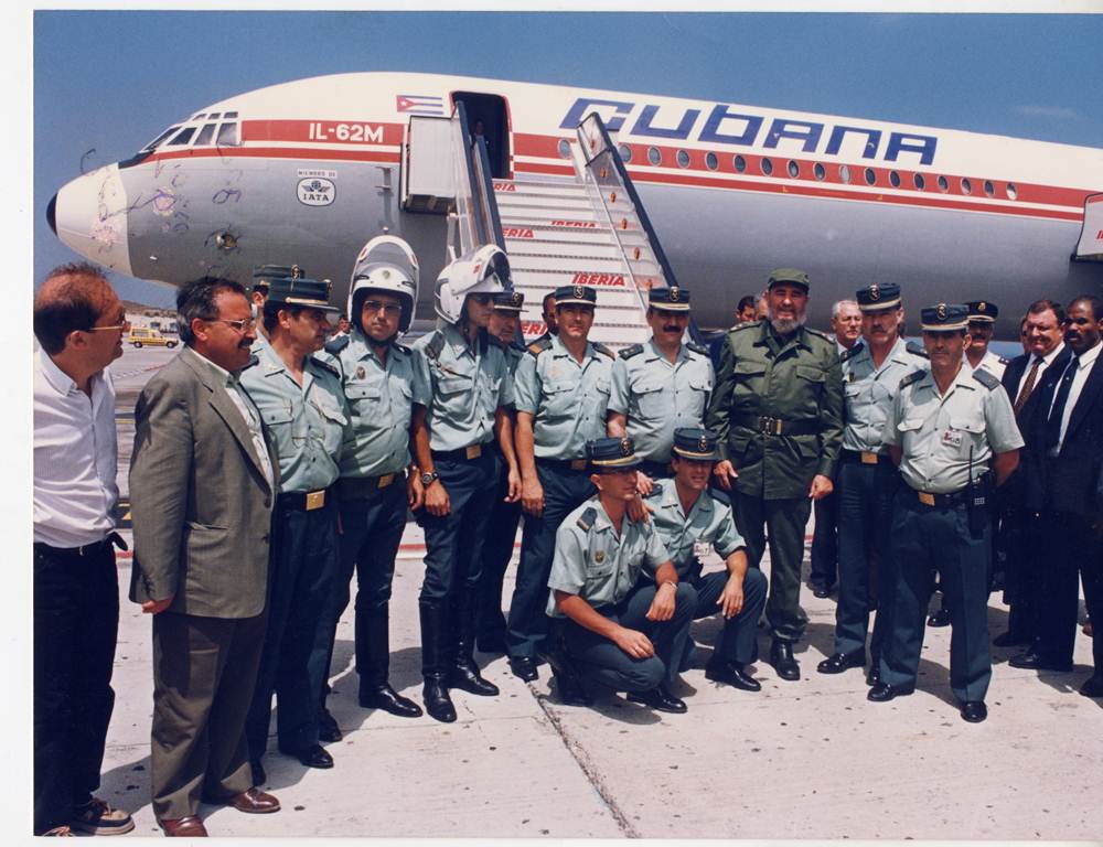 Última imagen de Fidel Castro en la Isla, antes de tomar el avión hacia La Habana, posando con los guardias civiles que le escoltaron. DA
