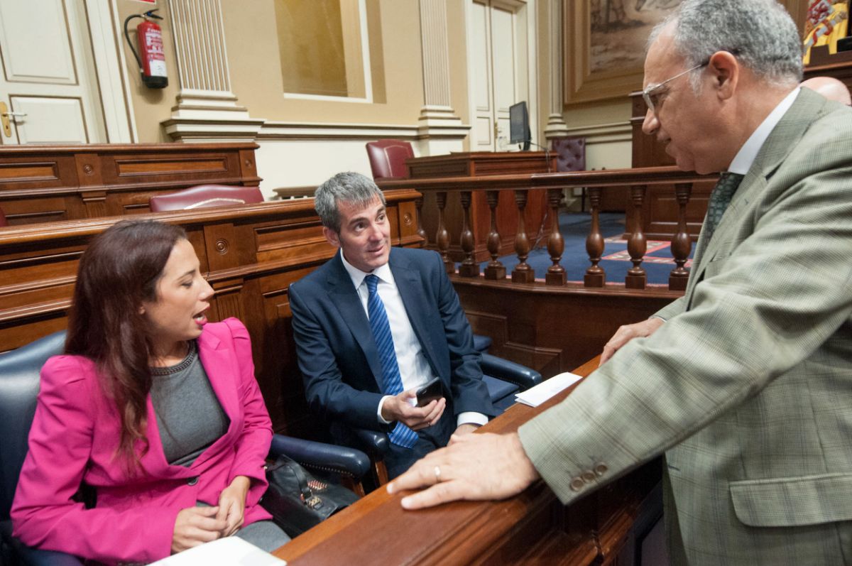 Casimiro Curbelo (ASG), en el salón de plenos del Parlamento, con Fernando Clavijo (CC) y PatricIa Hernández (PSOE). / FRAN PALLERO