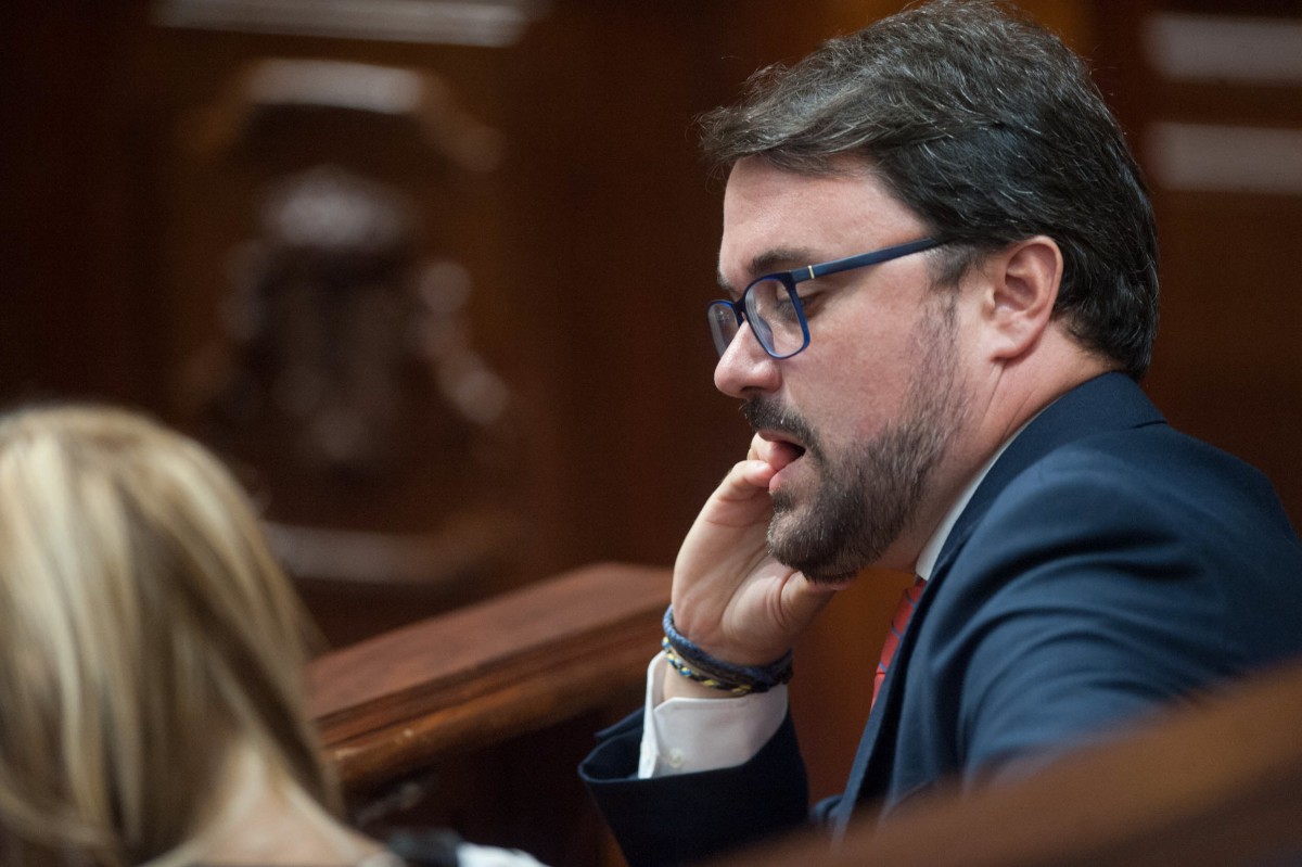 Asier Antona durante el Pleno del Parlamento | FOTO: Fran Pallero