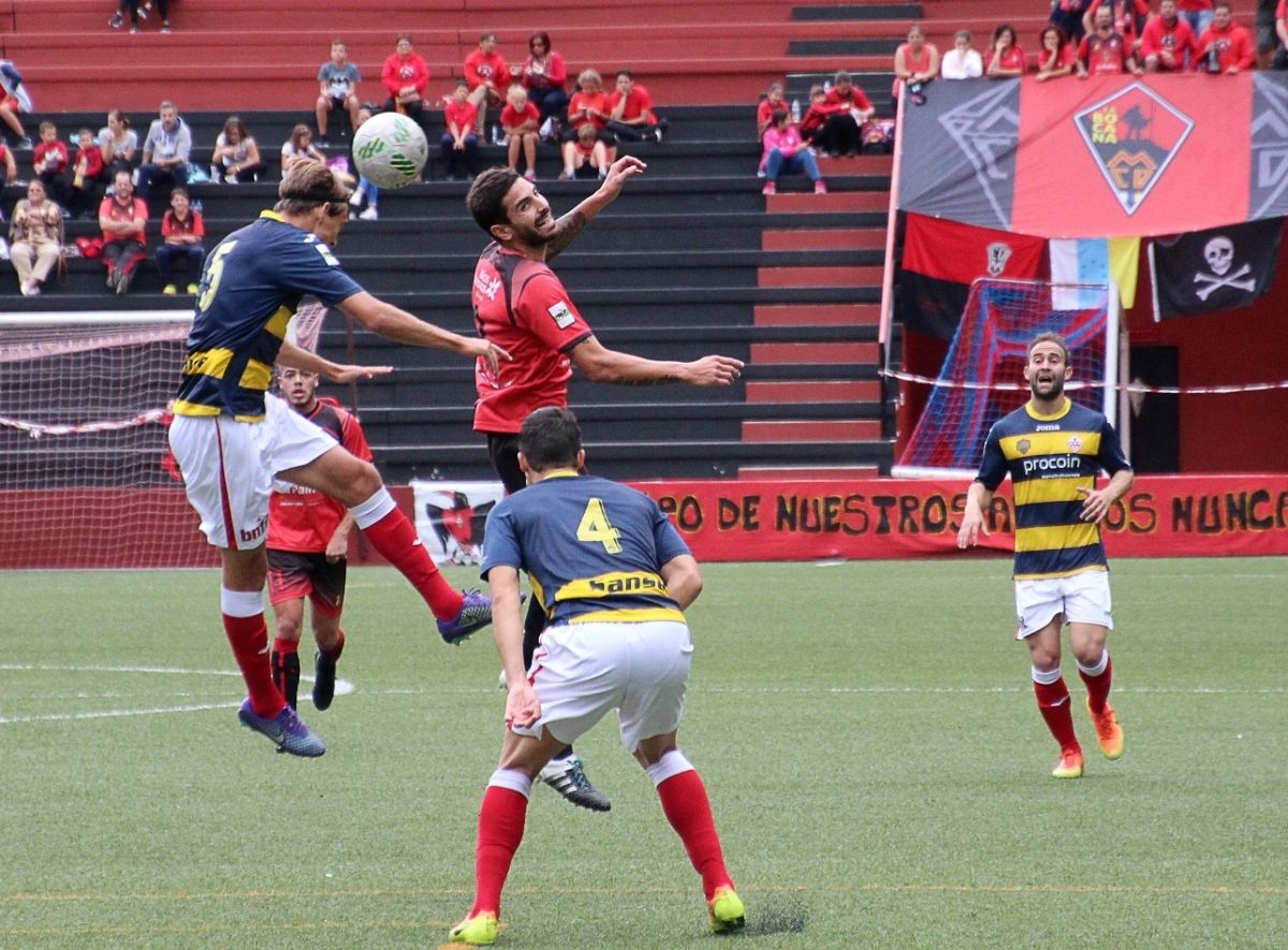 El goleador madrileño Borja Rubiato, en acción, en el choque que disputó su equipo ante el San Sebastián de los Reyes. José Ayut