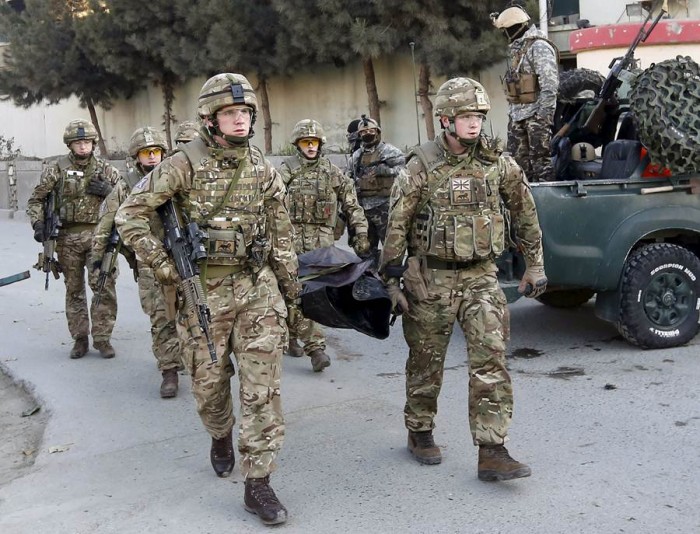 Militares británicos transportan el cadáver de una víctima del ataque a la embajada española. | FOTO: REUTERS