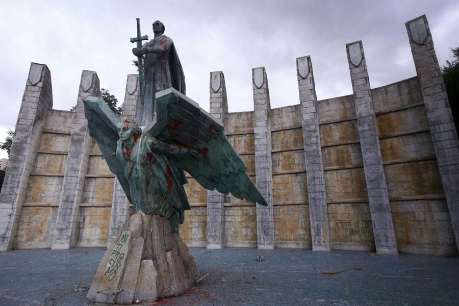El monumento a Franco ha sido objeto de pintadas. | Foto: Andrés Gutiérrez