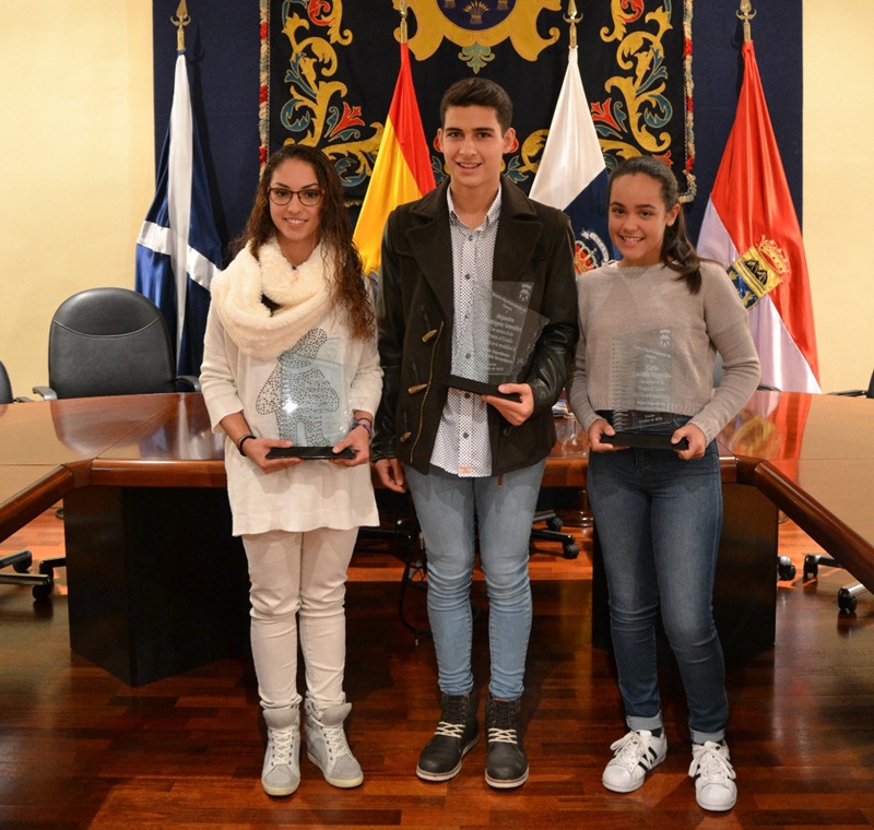 Los tres mejores alumnos del municipio, con sus distinciones. DA