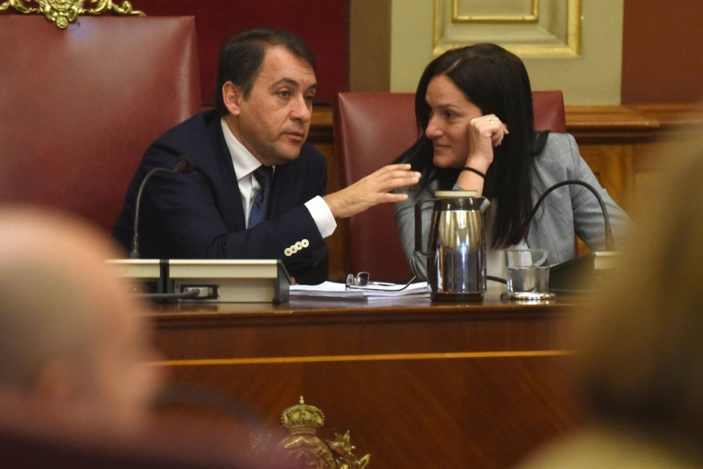 El alcalde, José Manuel Bermúdez, y la primera teniente de alcalde, Zaida González, ayer, en el Pleno municipal. / S. M. 