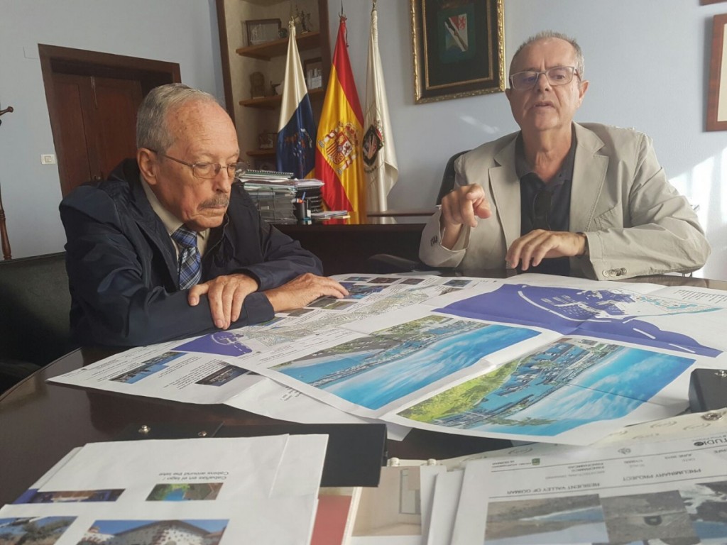 José ÑLuis Refojo observa el proyecto junto al redactor del mismo, Juan Carlos Piñeiro / DA