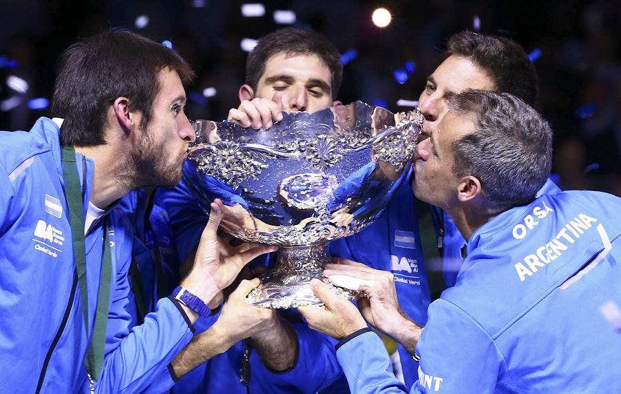 Argentina gana su primera Copa Davis frente a Croacia. Leonardo Mayer, Guido Pella, Federico Delbonis, Juan Martin del Potro and Daniel Orsanic besan el trofeo | FOTO: REUTERS/Antonio Bronic
