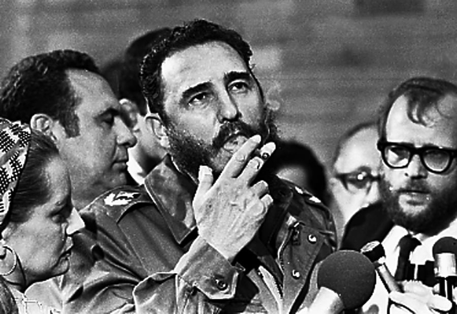 Foto de archivo del líder de la revolución cubana, Fidel Castro, durante una visita del sendaro estadounidense Charles McGovern, en la Habana | REUTERS/Prensa Latina