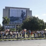 Miles de cubanos hacen cola para llegar a la Plaza de la Revolución a rendir tributo a Fidel Castro | REUTERS/Stringer