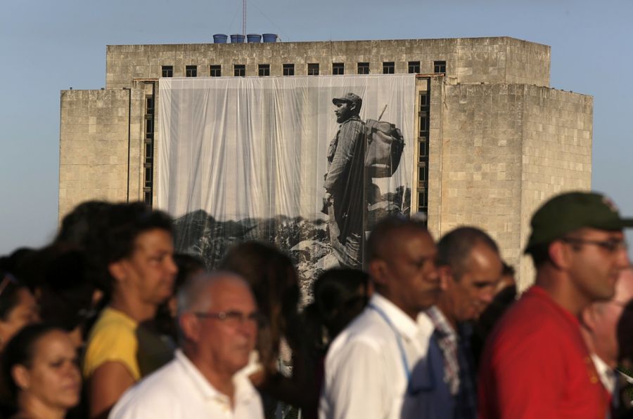 Miles de cubano abarrotan la Plaza de la Revolución, en la Habana, para despedirse de Fidel Castro | FOTO: REUTERS/Enrique De La Osa